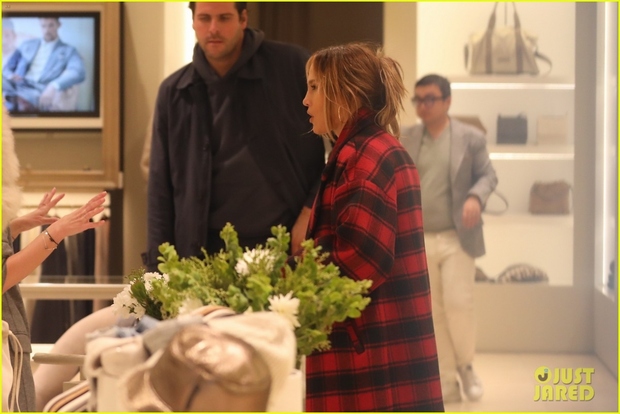 Jennifer Lopez simply went shopping after the 4th wedding - Photo 7.