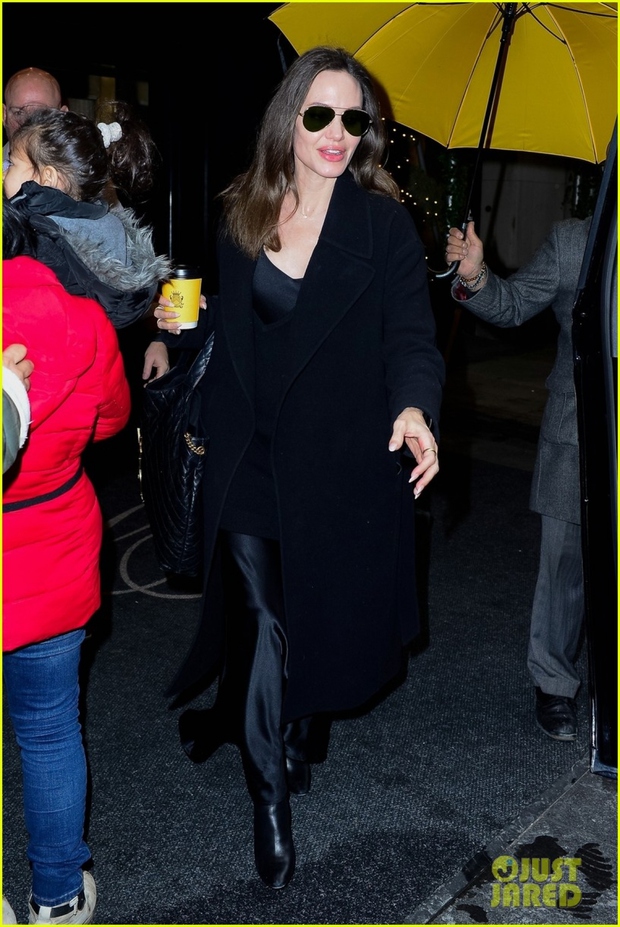 Angelina Jolie wears a sexy, radiant black dress to go out with her adopted daughter - Photo 8.