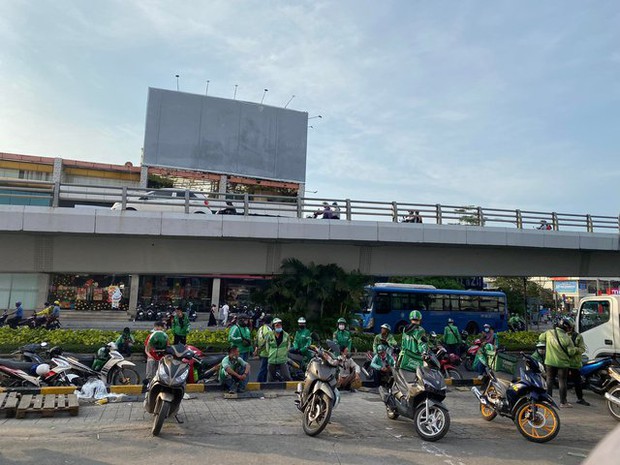 Người dân chen chân trong các siêu thị chiều 23 Tết, shipper cũng nhận “đi chợ hộ” cho khách - Ảnh 23. Người dân chen chân trong các siêu thị chiều 23 Tết, shipper cũng nhận “đi chợ hộ” cho khách - Ảnh 23.