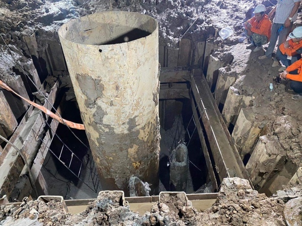 Bé trai lọt xuống trụ bê tông ở Đồng Tháp: Phá ma sát đất để rút ống vách - Ảnh 1.