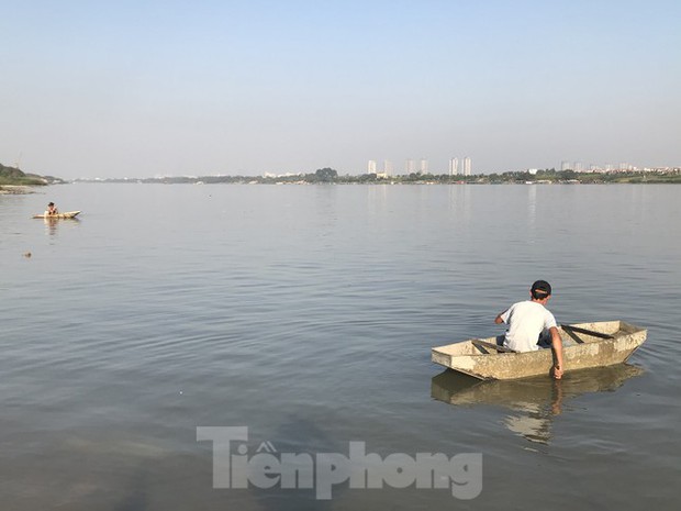 Hà Nội: Cúng ông Táo, 9 con cá chép vừa thả xuống sông bị thả lưới bắt lại 8 con - Ảnh 1. Hà Nội: Cúng ông Táo, 9 con cá chép vừa thả xuống sông bị thả lưới bắt lại 8 con - Ảnh 1.