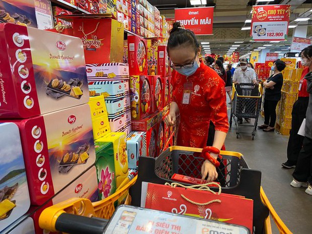 Người dân chen chân trong các siêu thị chiều 23 Tết, shipper cũng nhận “đi chợ hộ” cho khách - Ảnh 14. Người dân chen chân trong các siêu thị chiều 23 Tết, shipper cũng nhận “đi chợ hộ” cho khách - Ảnh 14.