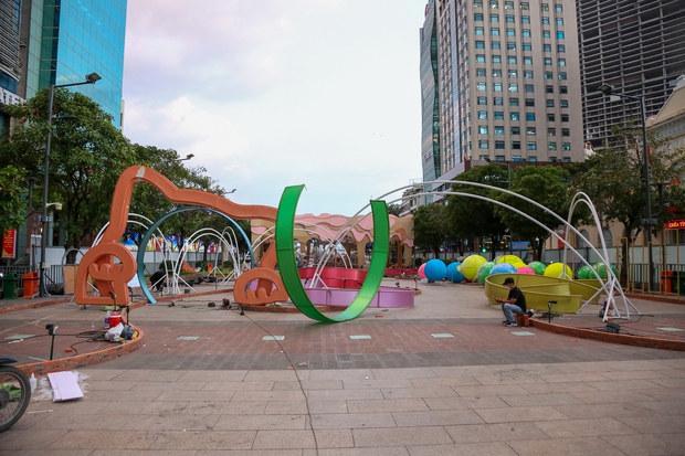 Linh vật mèo lộ diện tại Đường hoa Nguyễn Huệ: Người dân TP.HCM thích thú vì quá đáng yêu - Ảnh 5.