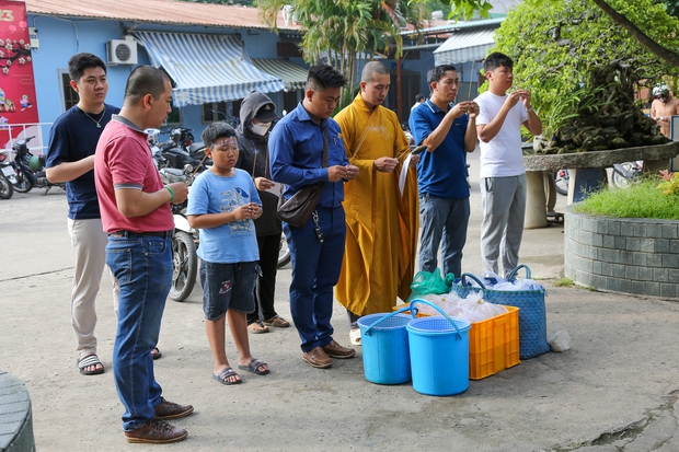 Người dân TP.HCM chi hàng triệu đồng mua cá chép phóng sinh tiễn ông Táo - Ảnh 1.