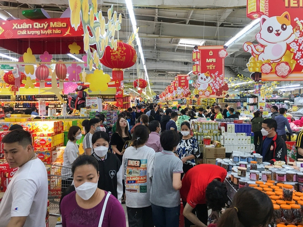 Người dân chen chân trong các siêu thị chiều 23 Tết, shipper cũng nhận “đi chợ hộ” cho khách - Ảnh 8. Người dân chen chân trong các siêu thị chiều 23 Tết, shipper cũng nhận “đi chợ hộ” cho khách - Ảnh 8.