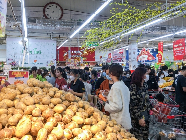 Người dân chen chân trong các siêu thị chiều 23 Tết, shipper cũng nhận “đi chợ hộ” cho khách - Ảnh 7.