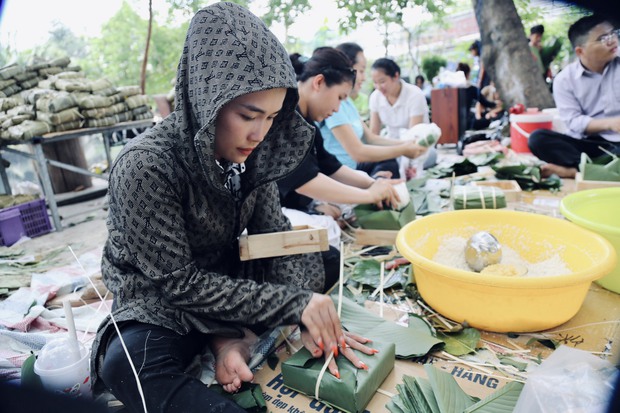 Hàng trăm bạn trẻ Sài Gòn cùng nhau thổi lửa, nấu 2.000 bánh chưng tặng người vô gia cư, trẻ em nghèo ăn Tết - Ảnh 2.
