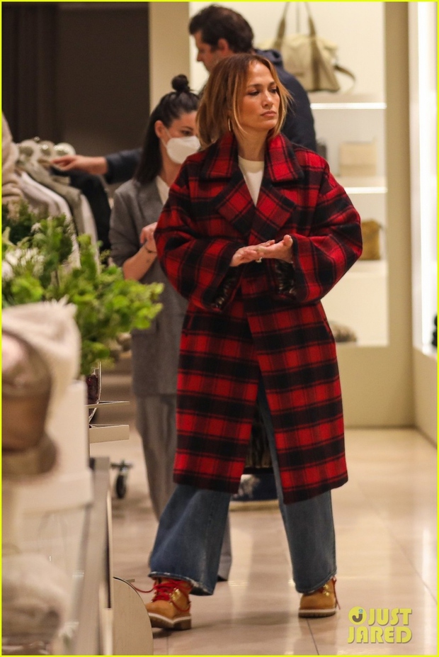 Jennifer Lopez simply goes shopping after the 4th wedding - Photo 6.