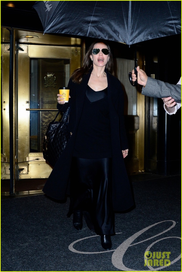 Angelina Jolie wears a sexy, radiant black dress to go out with her adopted daughter - Photo 7.