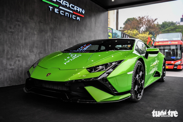 Lamborghini Huracan Tecnica giá từ 19 tỉ đồng trên phố Hà Nội - Ảnh 2.