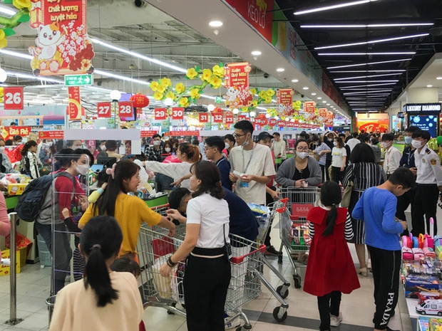 Người dân chen chân trong các siêu thị chiều 23 Tết, shipper cũng nhận “đi chợ hộ” cho khách - Ảnh 6.