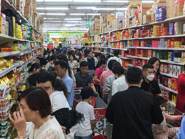 Người dân chen chân trong các siêu thị chiều 23 Tết, shipper cũng nhận “đi chợ hộ” cho khách - Ảnh 2.