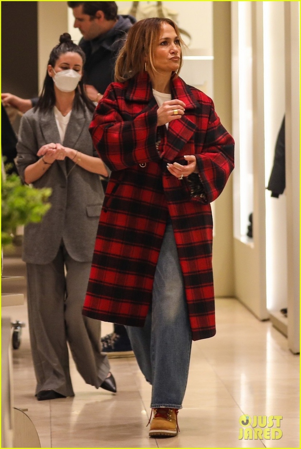 Jennifer Lopez simply went shopping after the 4th wedding - Photo 4.