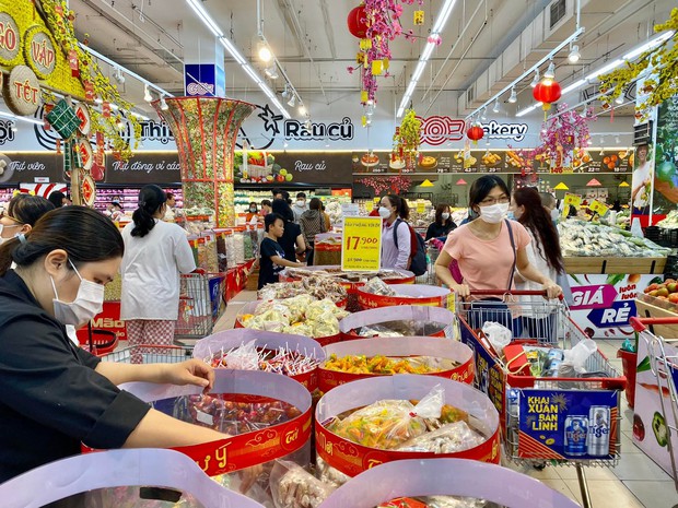Người dân chen chân trong các siêu thị chiều 23 Tết, shipper cũng nhận “đi chợ hộ” cho khách - Ảnh 18. Người dân chen chân trong các siêu thị chiều 23 Tết, shipper cũng nhận “đi chợ hộ” cho khách - Ảnh 18.