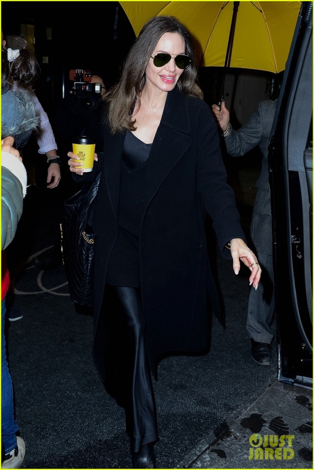 Angelina Jolie wears a sexy, radiant black dress to go out with her adopted daughter - Photo 2.