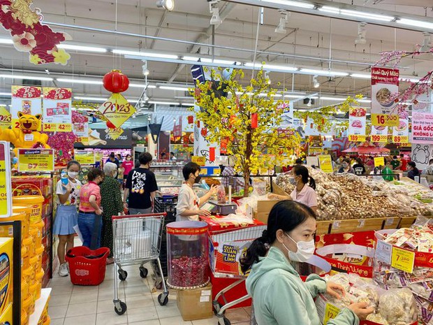 Người dân chen chân trong các siêu thị chiều 23 Tết, shipper cũng nhận “đi chợ hộ” cho khách - Ảnh 16. Người dân chen chân trong các siêu thị chiều 23 Tết, shipper cũng nhận “đi chợ hộ” cho khách - Ảnh 16.