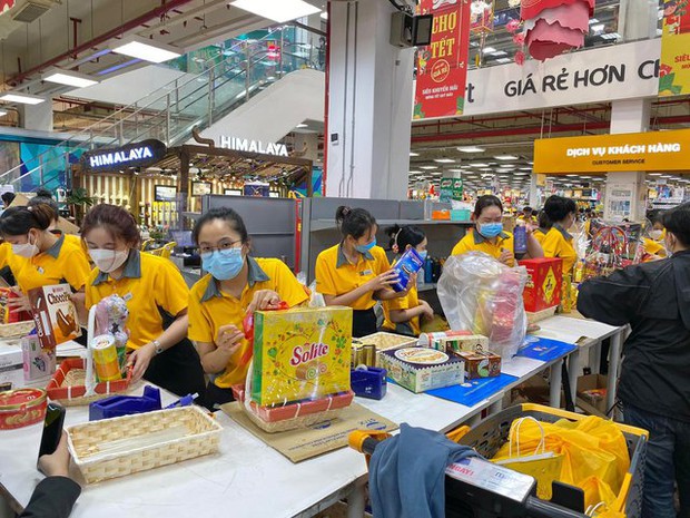 Người dân chen chân trong các siêu thị chiều 23 Tết, shipper cũng nhận “đi chợ hộ” cho khách - Ảnh 15. Người dân chen chân trong các siêu thị chiều 23 Tết, shipper cũng nhận “đi chợ hộ” cho khách - Ảnh 15.