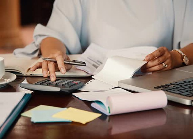 Cặp đôi trẻ trả hết khoản nợ 30 năm chỉ trong 2 năm với 5 mẹo đơn giản: Chỉ tiêu 1/4 thu nhập, đàm phán cả lương, chấp nhận làm công việc không thích - Ảnh 2.