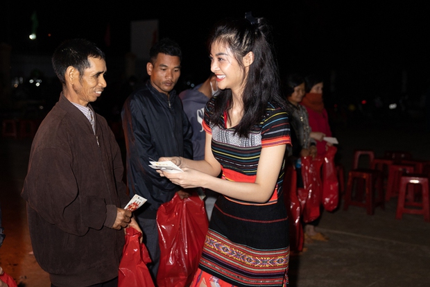 Á hậu Lona Kiều Loan mặc trang phục Ê Đê đi làm từ thiện - Ảnh 2.