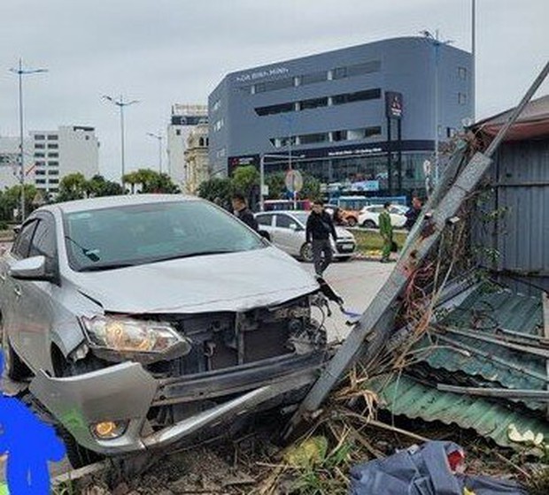 Tài xế bất ngờ rồ ga lao thẳng xe taxi vào 5 người đang sưởi ấm ven đường - Ảnh 2. Tài xế bất ngờ rồ ga lao thẳng xe taxi vào 5 người đang sưởi ấm ven đường - Ảnh 2.