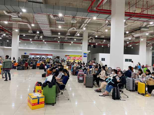 Lần đầu tiên Bến xe Miền Đông mới đông đúc dịp Tết: Khách đứng ngồi la liệt chờ về quê - Ảnh 8.