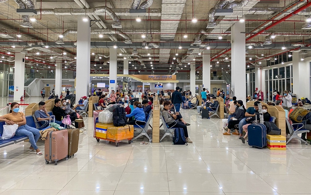 Lần đầu tiên Bến xe Miền Đông mới đông đúc dịp Tết: Khách đứng ngồi la liệt chờ về quê - Ảnh 5.