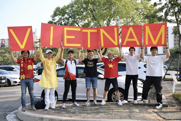 Cổ động viên Việt Nam rực đỏ sân vận động Thammasat, cổ vũ đội tuyển quốc gia trong trận chung kết lượt về - Ảnh 1.