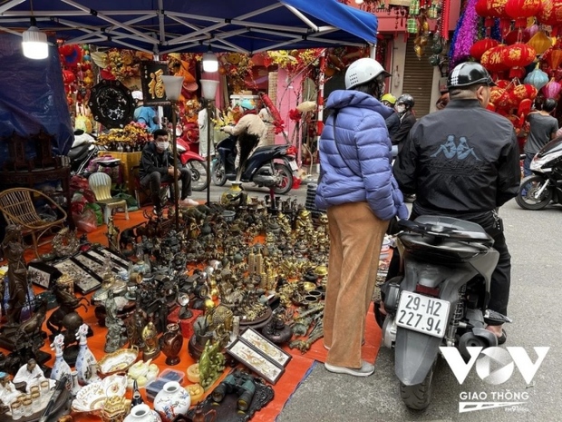 Du xuân Hà Nội: Đi chợ Tết mua đồ cũ - Ảnh 2.