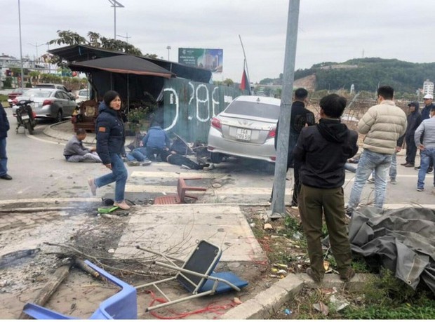Tài xế bất ngờ rồ ga lao thẳng xe taxi vào 5 người đang sưởi ấm ven đường - Ảnh 1. Tài xế bất ngờ rồ ga lao thẳng xe taxi vào 5 người đang sưởi ấm ven đường - Ảnh 1.