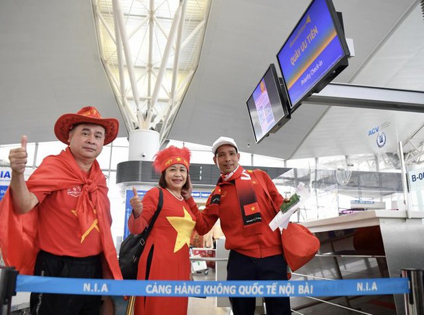 Cổ động viên Việt Nam rực đỏ sân vận động Thammasat, cổ vũ đội tuyển quốc gia trong trận chung kết lượt về - Ảnh 9. Cổ động viên Việt Nam rực đỏ sân vận động Thammasat, cổ vũ đội tuyển quốc gia trong trận chung kết lượt về - Ảnh 9.