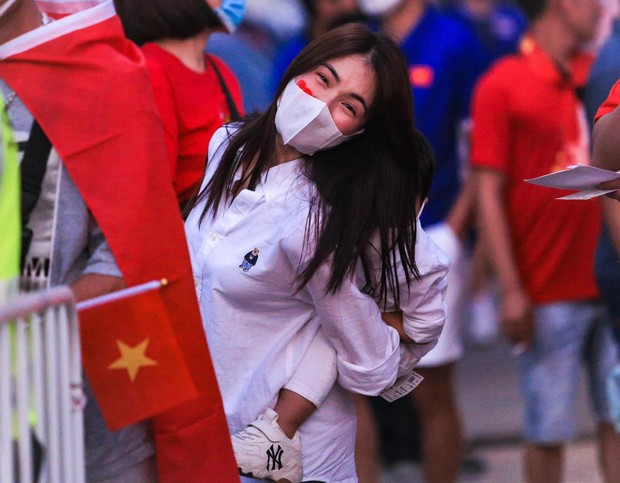 Hòa Minzy bất ngờ có mặt tại Thái Lan, cùng dàn WAGs hùng hậu cổ vũ ĐT Việt Nam - Ảnh 2.