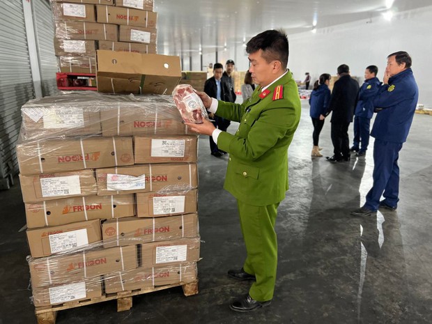Tiêu hủy hơn 20 tấn thịt bò đông lạnh không rõ nguồn gốc tại Hà Nội - Ảnh 3. Tiêu hủy hơn 20 tấn thịt bò đông lạnh không rõ nguồn gốc tại Hà Nội - Ảnh 3.