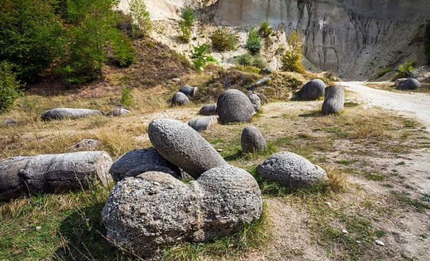 Những tảng đá bí ẩn biết ‘sinh nở’ ở Romania - Ảnh 5.