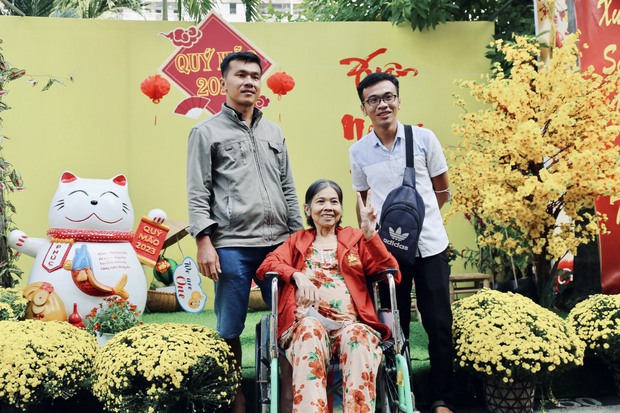 Các y bác sĩ BV Chợ Rẫy chung tay làm đường hoa xuân đặc biệt, mang Tết đến gần hơn với bệnh nhân - Ảnh 1.