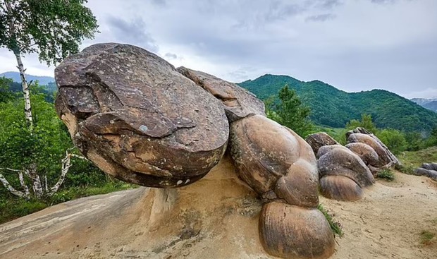 Những tảng đá bí ẩn biết ‘sinh nở’ ở Romania - Ảnh 2.