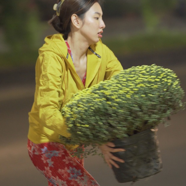 Thuỳ Tiên tiết lộ sự thật phía sau loạt ảnh diện đồ bộ đi chợ hoa đang gây bão - Ảnh 3.
