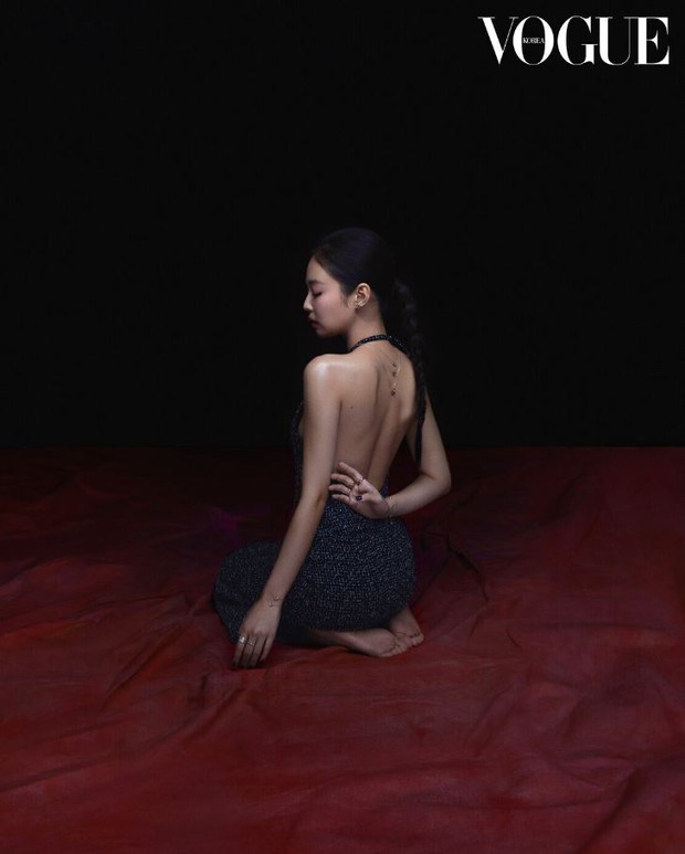 Jennie (BLACKPINK) "shoots" super best in Vogue magazine: Rarely anyone who shows off her back is so sexy with nosebleeds!  - Photo 2.