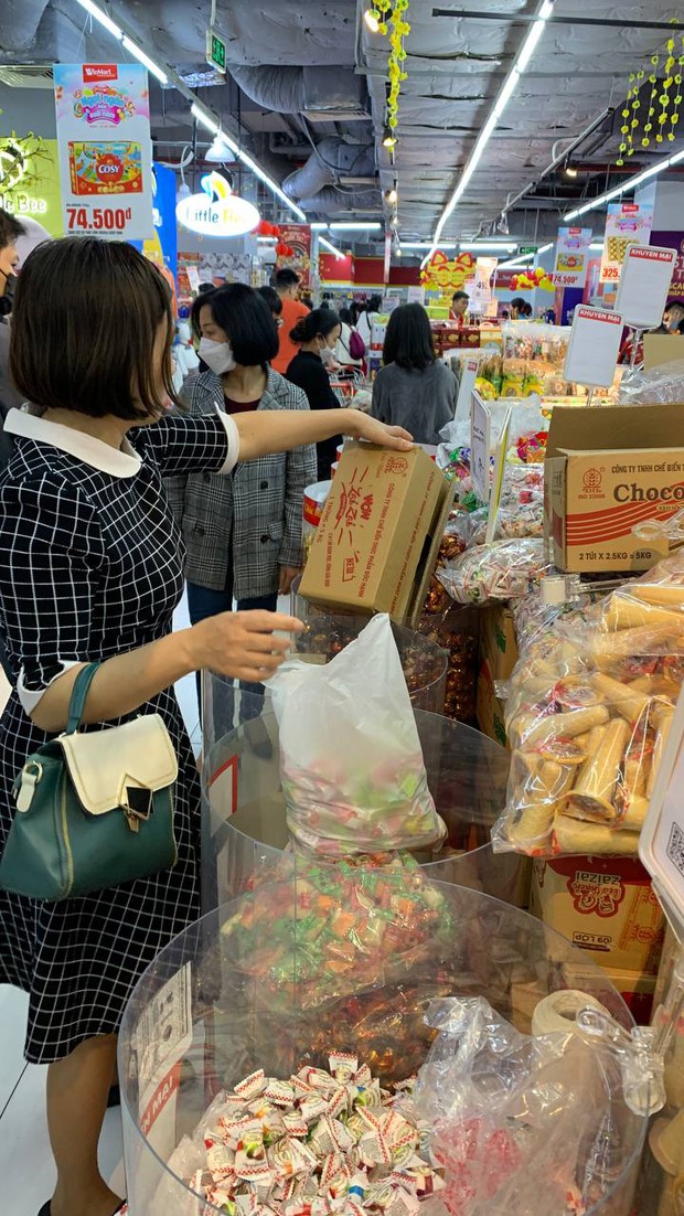 Ra siêu thị mới biết bánh kẹo cân hot thế nào dịp Tết: Người mua đông nườm nượp vì đủ loại, giá thì hợp lý - Ảnh 10.