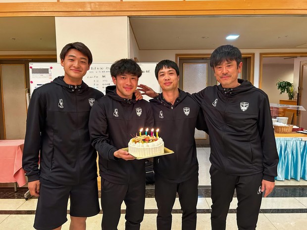 Công Phượng đón sinh nhật ấm áp cùng các đồng đội ở Yokohama FC - Ảnh 1.