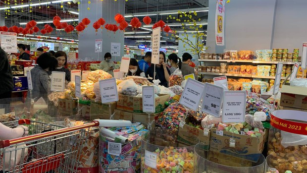 Ra siêu thị mới biết bánh kẹo cân hot thế nào dịp Tết: Người mua đông nườm nượp vì đủ loại, giá thì hợp lý - Ảnh 9.