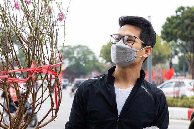 Chợ hoa Lạc Long Quân chật kín người mua, bán đào chiều 27 Tết - Ảnh 12. Chợ hoa Lạc Long Quân chật kín người mua, bán đào chiều 27 Tết - Ảnh 12.