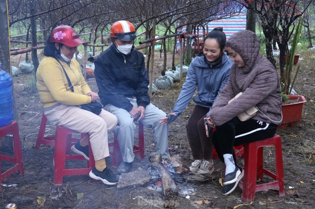 Rét đậm, người dân co ro đốt lửa giữa phố tìm hơi ấm - Ảnh 5.