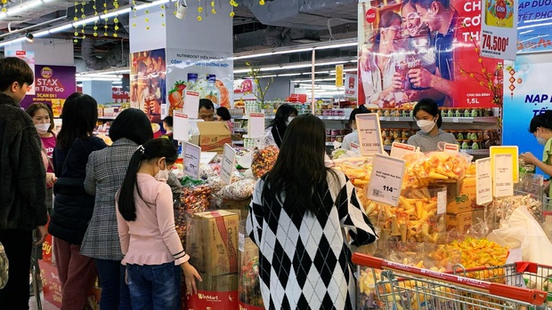 Ra siêu thị mới biết bánh kẹo cân hot thế nào dịp Tết: Người mua đông nườm nượp vì đủ loại, giá thì hợp lý - Ảnh 3.