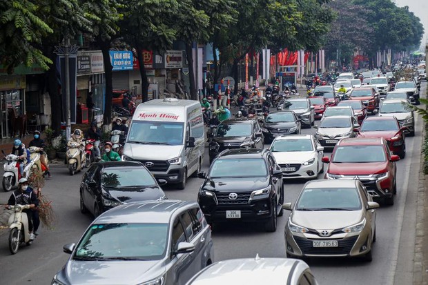 Chiều 28 Tết: Người dân Thủ đô lỉnh kỉnh đồ đạc, hân hoan về quê đón Tết - Ảnh 2. Chiều 28 Tết: Người dân Thủ đô lỉnh kỉnh đồ đạc, hân hoan về quê đón Tết - Ảnh 2.
