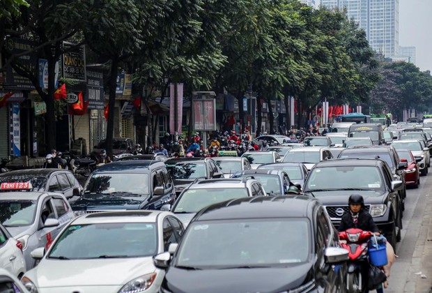 Chiều 28 Tết: Người dân Thủ đô lỉnh kỉnh đồ đạc, hân hoan về quê đón Tết - Ảnh 1. Chiều 28 Tết: Người dân Thủ đô lỉnh kỉnh đồ đạc, hân hoan về quê đón Tết - Ảnh 1.