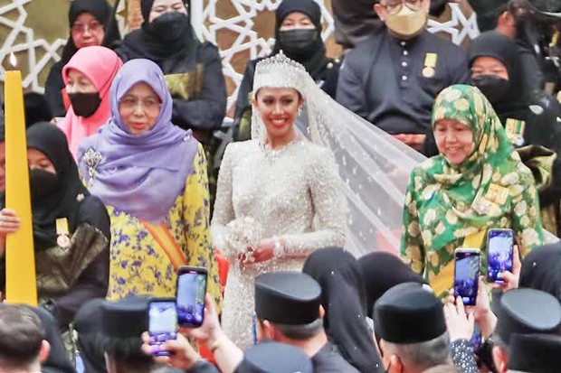 Đám cưới toàn vàng ròng kéo dài 9 ngày của Công chúa Brunei thể hiện đẳng cấp xa hoa của hoàng gia giàu bậc nhất thế giới - Ảnh 3.