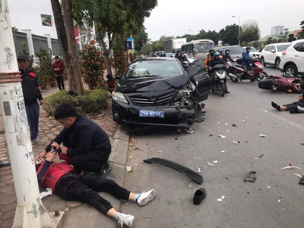 Tài xế ô tô biển xanh say xỉn gây tai nạn liên hoàn trên phố Hà Nội - Ảnh 1.