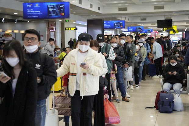 Hôm nay hành khách qua sân bay Nội Bài đông nhất dịp Tết - Ảnh 11.