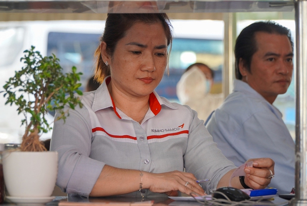 TP.HCM: Bến xe Miền Tây nhộn nhịp người về quê ngày 28 Tết - Ảnh 6.