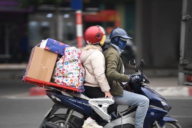Chiều 28 Tết: Người dân Thủ đô lỉnh kỉnh đồ đạc, hân hoan về quê đón Tết - Ảnh 11. Chiều 28 Tết: Người dân Thủ đô lỉnh kỉnh đồ đạc, hân hoan về quê đón Tết - Ảnh 11.